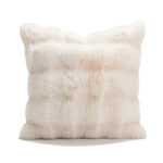 Coussin moelleux et douillet en fourrure blanche pour créer une ambiance cocooning et confortable.