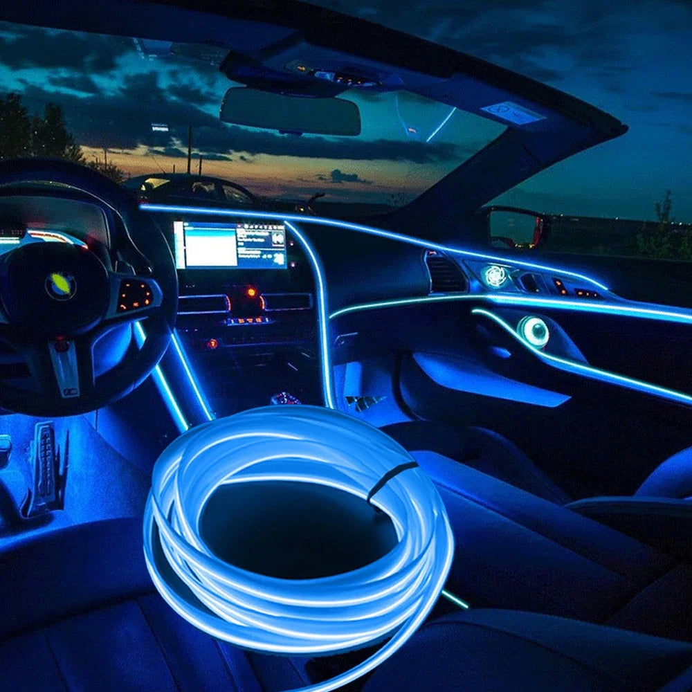 Guirlande LED colorée illuminant une décoration de fête d'anniversaire
