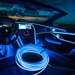 Guirlande LED colorée illuminant une décoration de fête d'anniversaire
