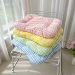 coussin animal velours côtelé carreaux bleu clair jaune rose blanc confortable moderne