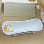 ensemble salle bain miniature baignoire lavabo miroir toilette décor floral vintage doré blanc