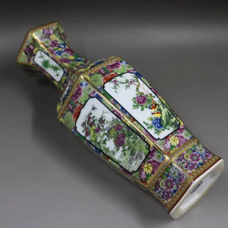 Pot en céramique décoré de motifs floraux et géométriques colorés.