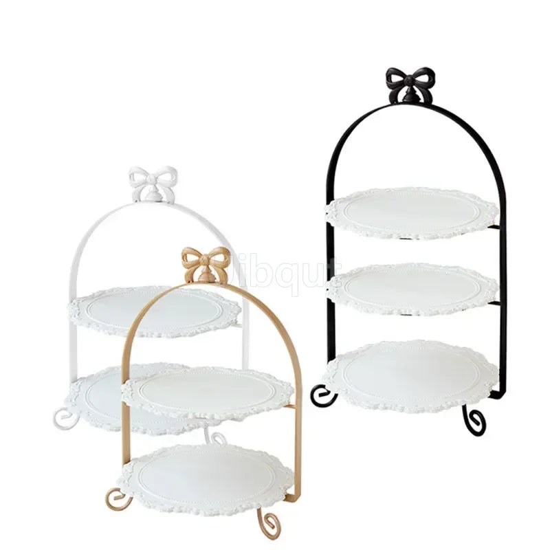 support desserts blanc doré vintage assiettes dentelle élégantes gâteaux crème glacée
