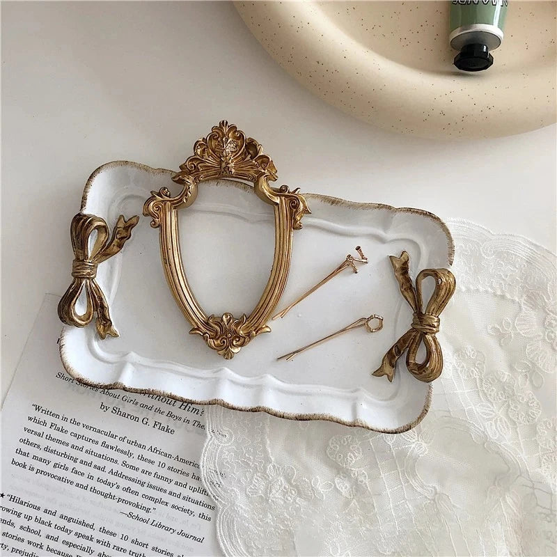 plateau rétro ornements dorés vert pastel rose blanc rouge vintage élégant clips dorés