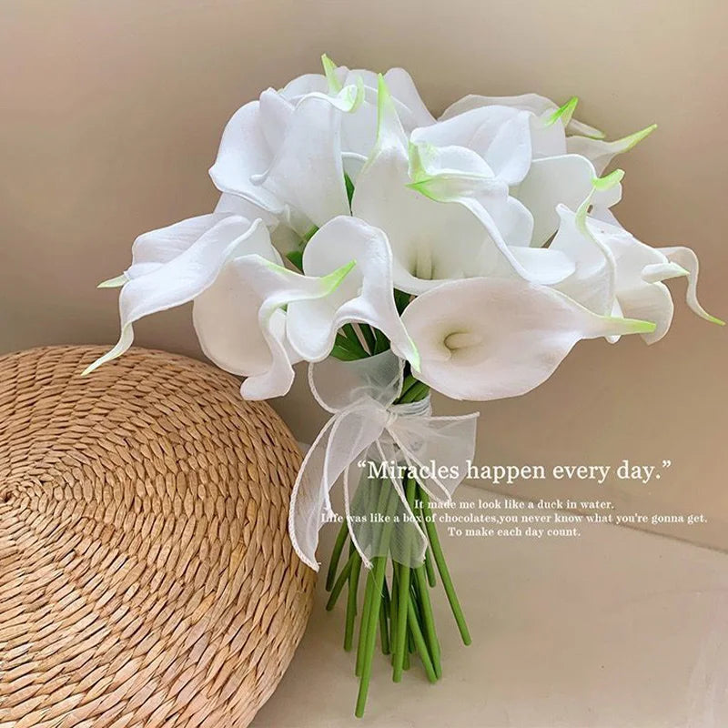 bouquets fleurs artificielles calla lilies blanc modernes decoration intérieure élégante ruban vase fleuri champêtre