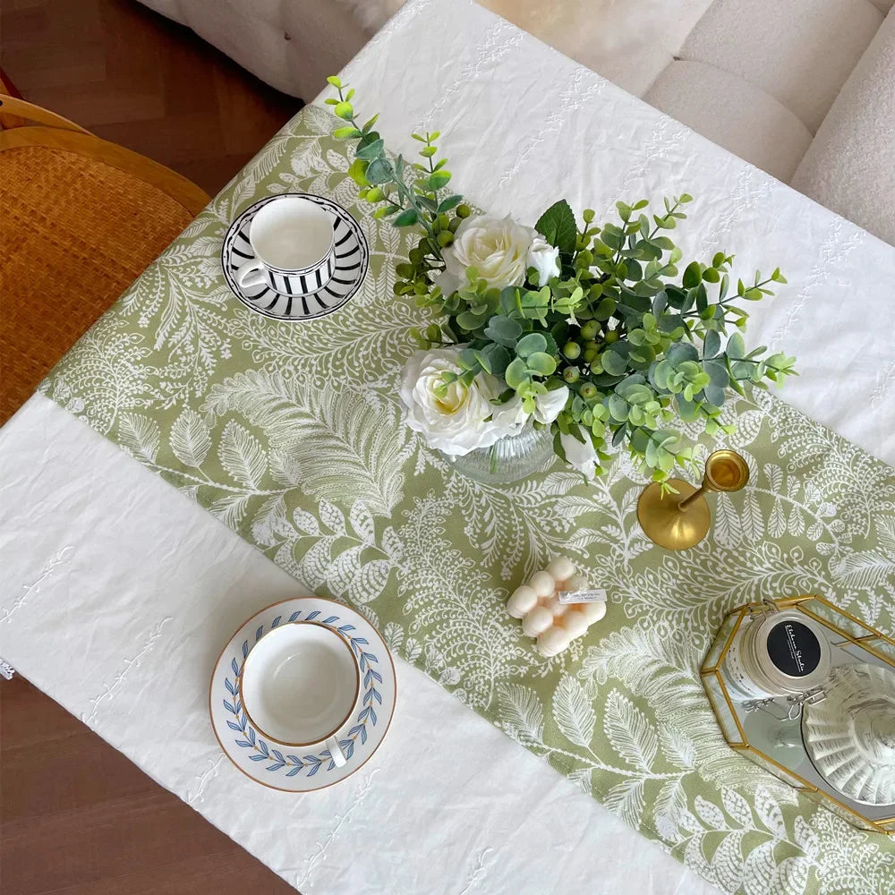 nappe verte feuilles gaufrée bordure dentelée motif floral décoration intérieure champêtre vintage table basse