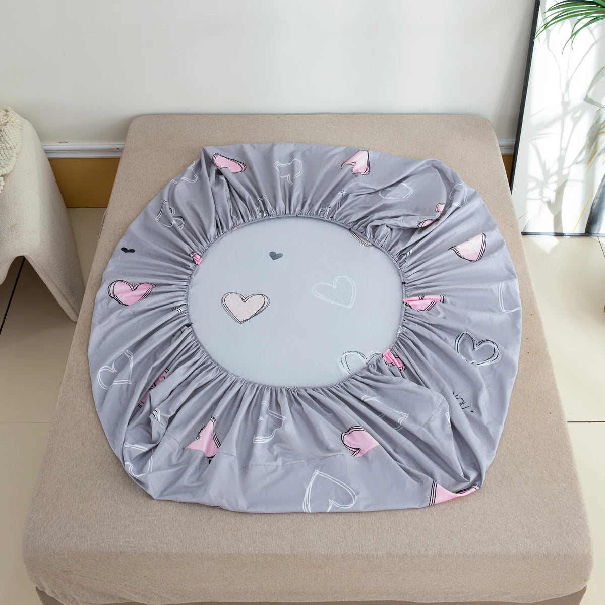drap housse matelas gris clair motif coeur rose blanc moderne coton polyester chambre adulte