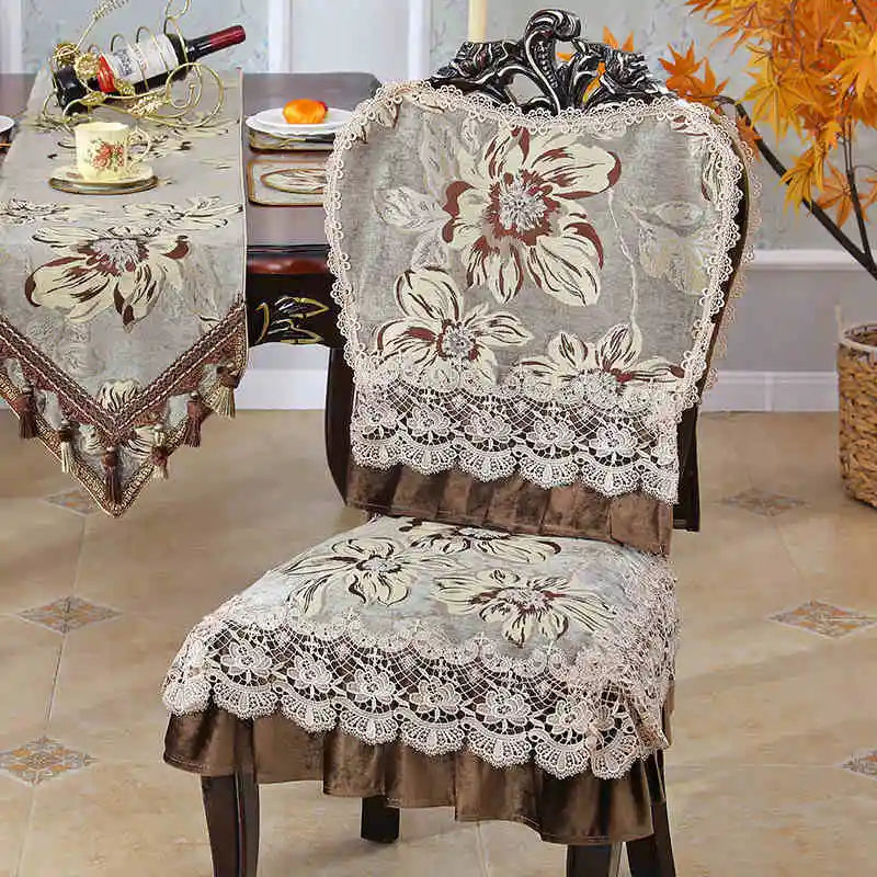 Cette image montre des chaises décorées de motifs floraux sur un fond coloré, reflétant un style élégant et décoratif pour un intérieur.