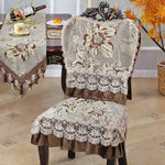 Cette image montre des chaises décorées de motifs floraux sur un fond coloré, reflétant un style élégant et décoratif pour un intérieur.