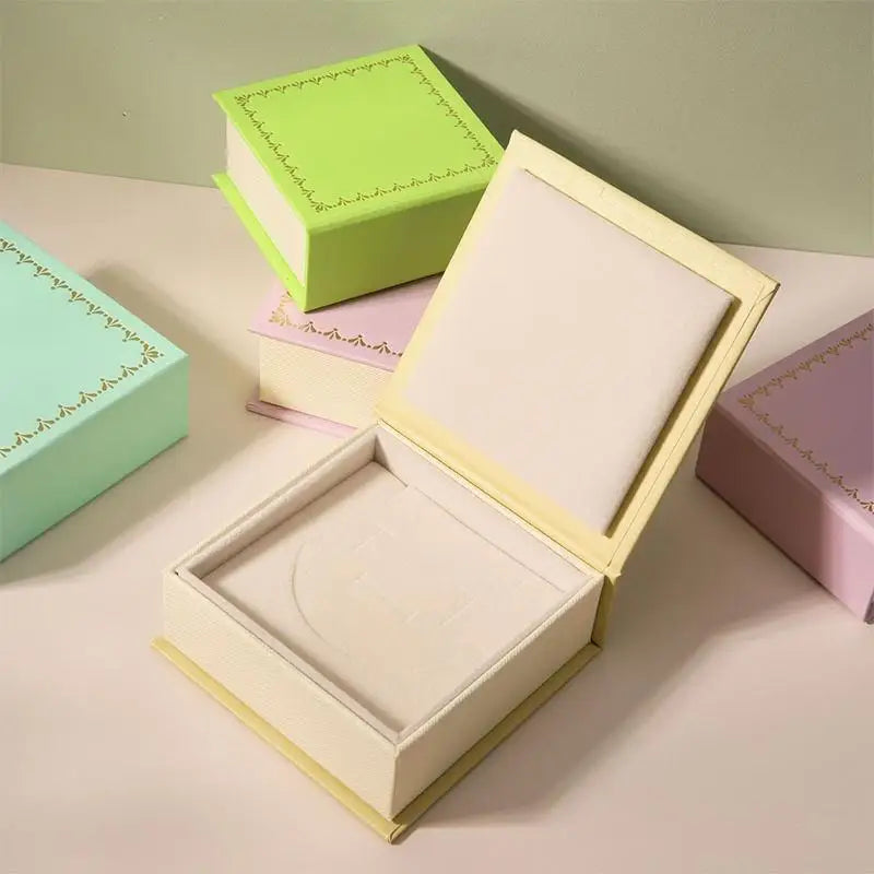 boîtes bijoux classiques bordure dorée motifs floraux opaques vert clair rose pâle jaune clair