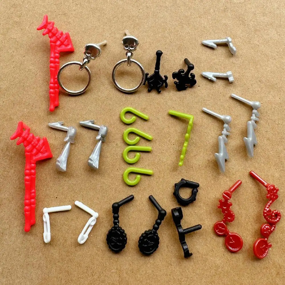 boucles d'oreilles poupées monstres rouge noir blanc argenté motifs gears spirales détaillées modernes