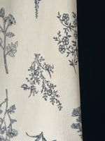 rideau moderne blanc gris fleurs noires motif végétal salon chambre fenêtre maison décoration