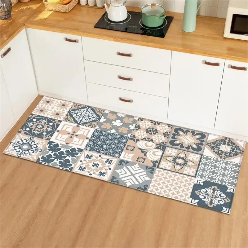 Un tapis de cuisine multicolore, composé de carreaux de motifs géométriques et floraux, décore le sol de cette cuisine moderne équipée de meubles blancs et d'un plan de travail en bois.