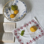 serviettes coton brodé fleurs traditionnelles blanc bleu rouge 37x29cm casa restaurant