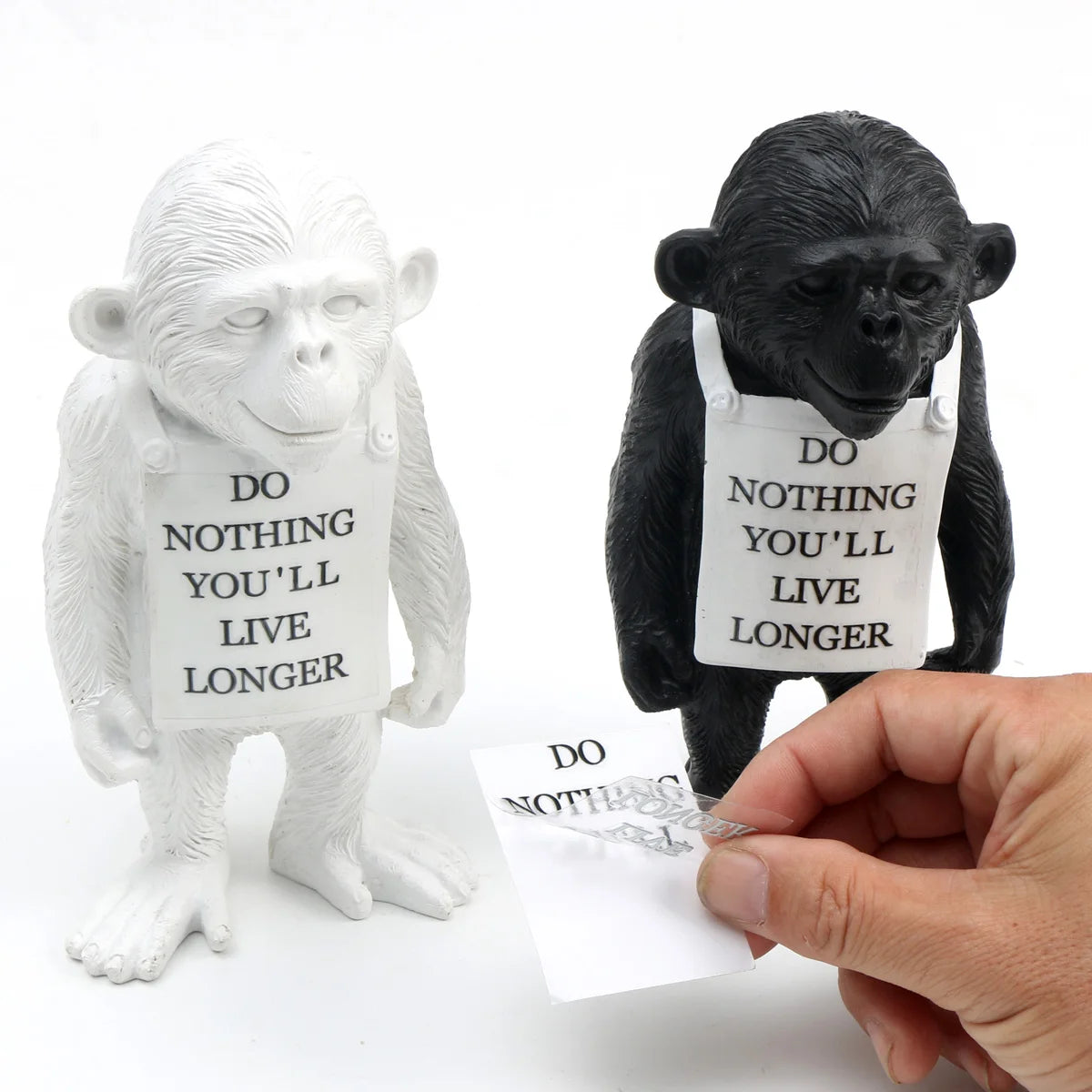 statuette moderne singe résine blanc noir peau texte do nothing vous vivrez plus longtemps