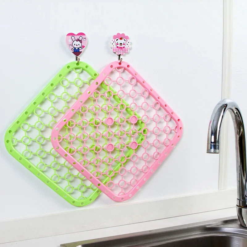 tapis drainage évier carré moderne rose grille cercles clips magnétiques respectueux environnement silicone