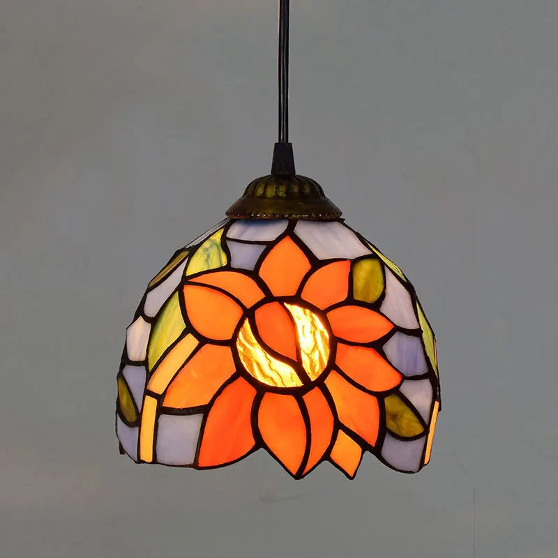 lampe suspendue tiffany multicolore motifs floraux stained glass couloir restaurant étude balcon