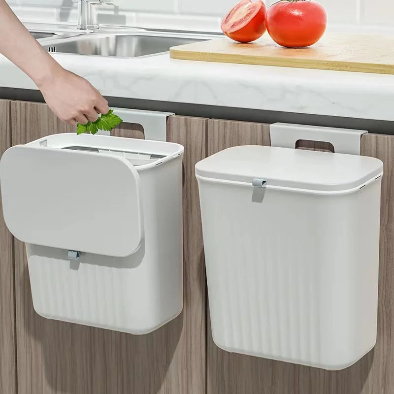 Poubelle murale blanche suspendue sur porte d'armoire cuisine