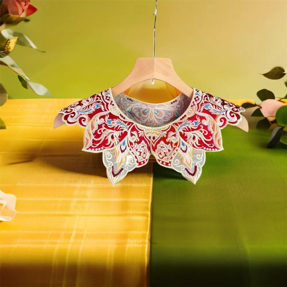 collier broderie florale rouge blanc bleu beige pompons élégant traditionnel ornemental asiatique