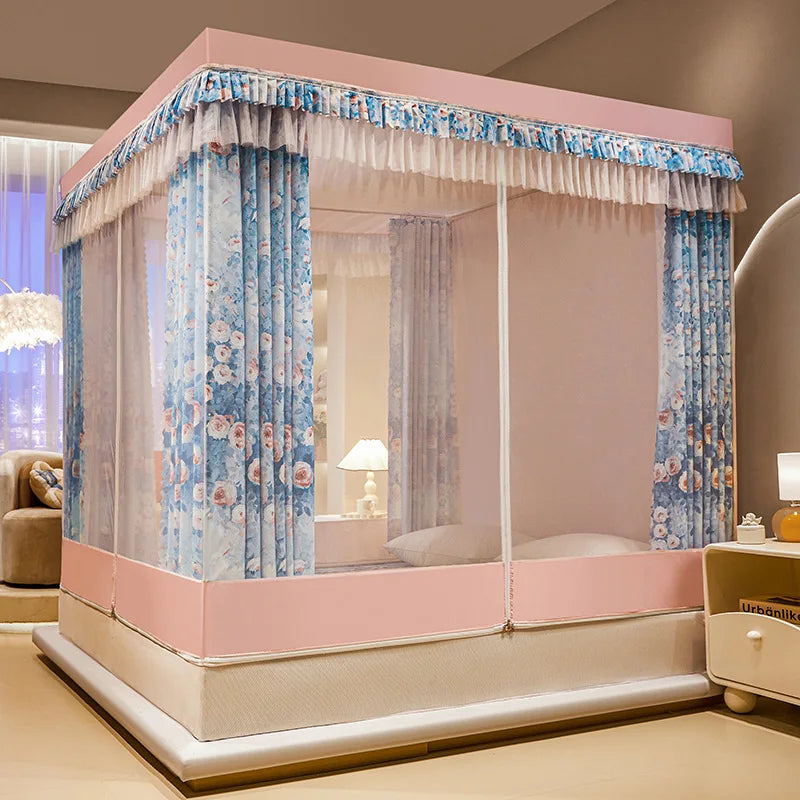 Un lit à baldaquin rose pastel avec des rideaux à fleurs bleues, créant une ambiance romantique et élégante dans cette chambre.