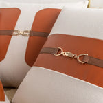 housse coussin polyester équestre motif harnais boucles métalliques dorées contemporain