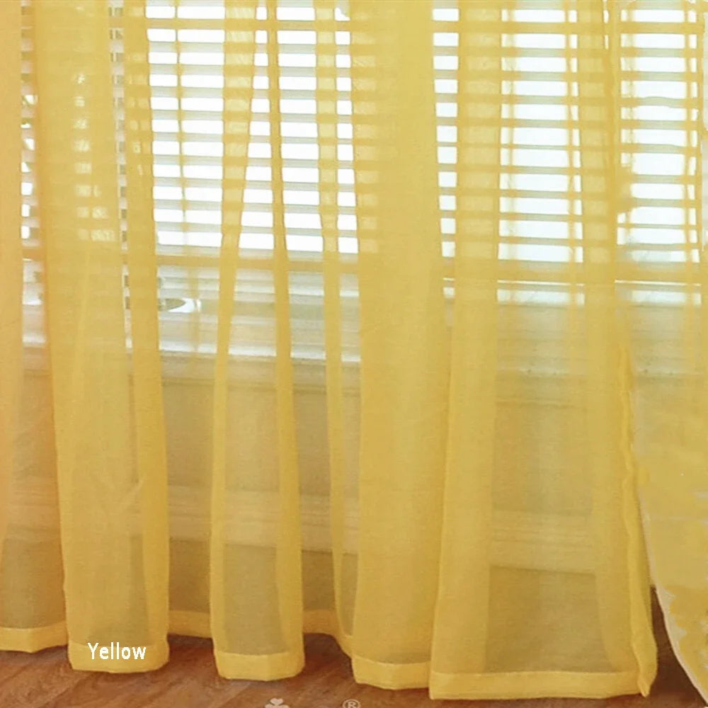 Détail du tissu translucide du rideau voile jaune en lumière naturelle