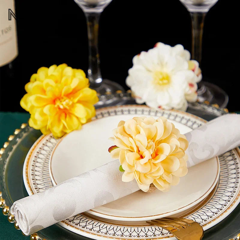 fleurs artificielles blanches roses jaunes bleues modernes élégantes décoration table mariage anneaux serviettes
