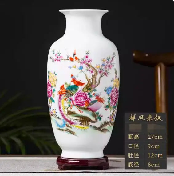 Un vase en porcelaine blanche finement décoré de fleurs colorées et d'oiseaux de paradis.
