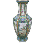 Vase oriental décoré de motifs floraux et de scènes de paysage.