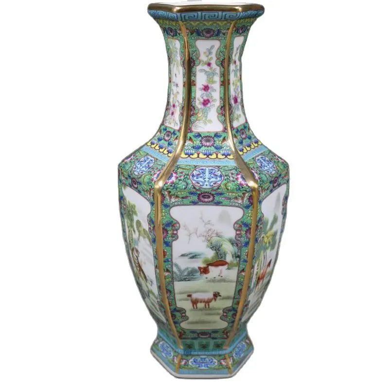 Vase oriental décoré de motifs floraux et de scènes de paysage.