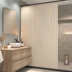 Une image d'un intérieur design avec des rideaux de couleur crème tombant gracieusement au sol, contrastant avec le parquet en bois chaleureux. La pièce est bien éclairée par un plafonnier lumineux et une grande fenêtre. Les meubles modernes et le revêtement de fenêtre ajoutent une touche élégante à la pièce. Cette image illustre l'harmonie parfaite entre les rideaux, le plancher, le plafond et l'ameublement dans un concept de design d'intérieur.