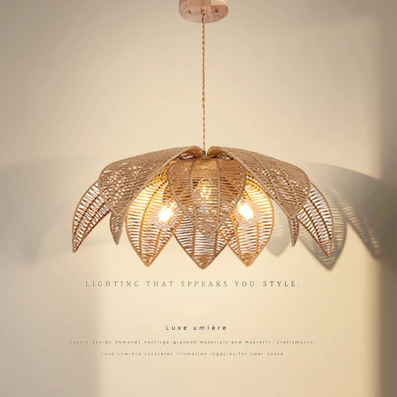 Lustre allumé avec éclairage chaud dans un salon