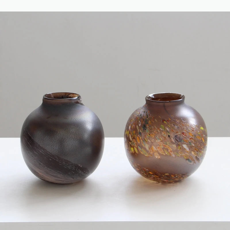 vase rond verre peint marron beige orange rouge vert motifs abstraits rayures translucide tableDecoration