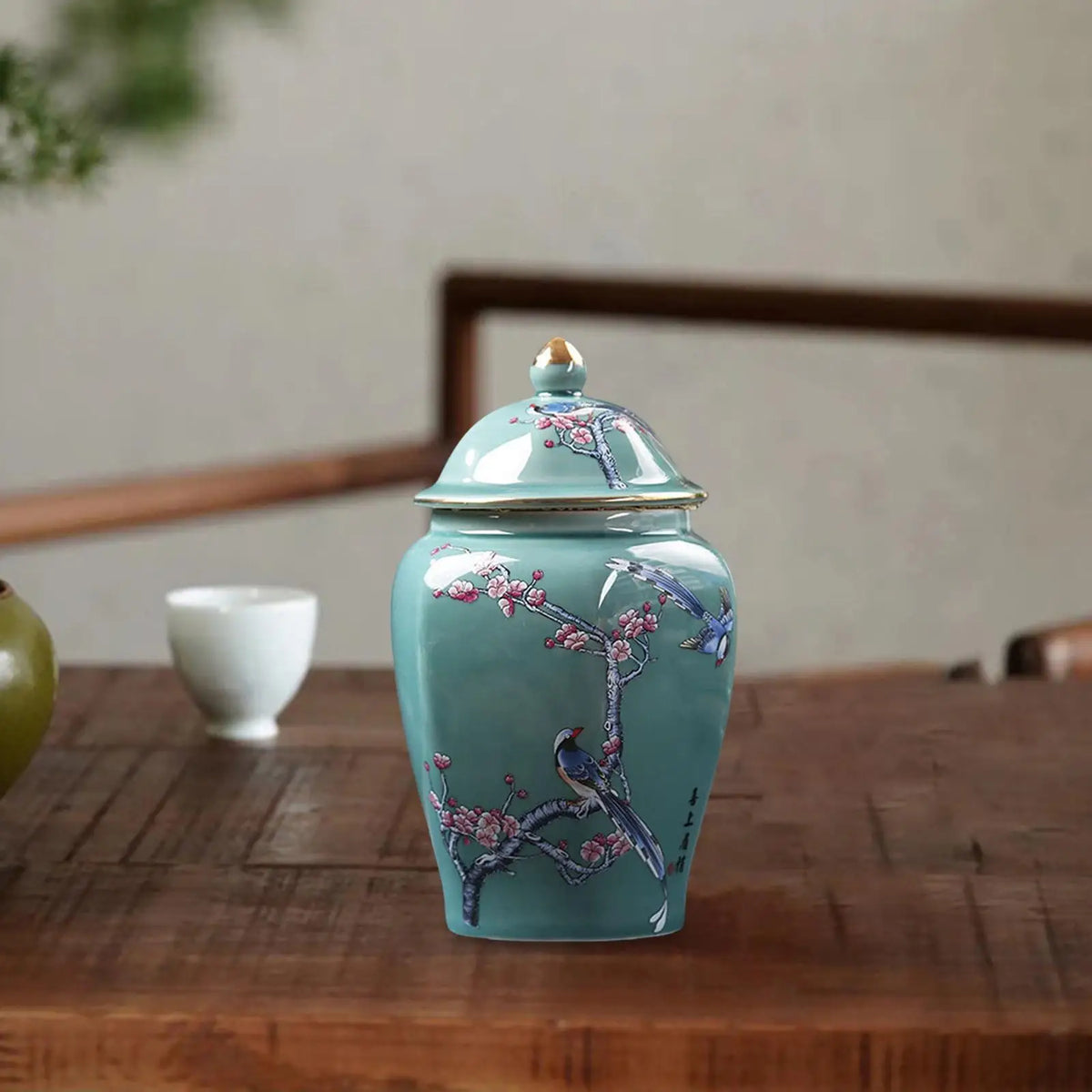 vase bleu blanc pot épices céramique couvercle poignée ornements floraux classiques