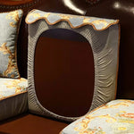 Un miroir ovale vintage, avec un cadre décoratif en métal doré, reflète la scène d'un intérieur richement meublé.