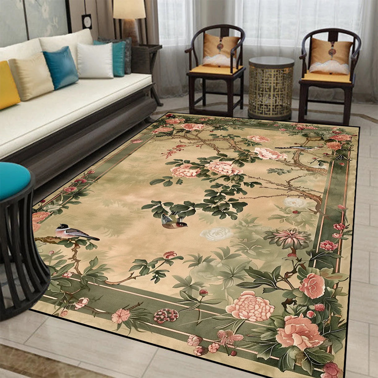 Un tapis décoratif aux motifs floraux luxuriants et colorés, ornés de fleurs de pivoines et d'oiseaux, créant une ambiance sereine et élégante dans cette pièce d'intérieur.