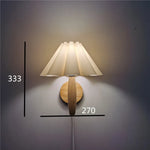 lampe murale plissée bois blanc moderne interrupteur bouton éclairage chambre coucher rustique