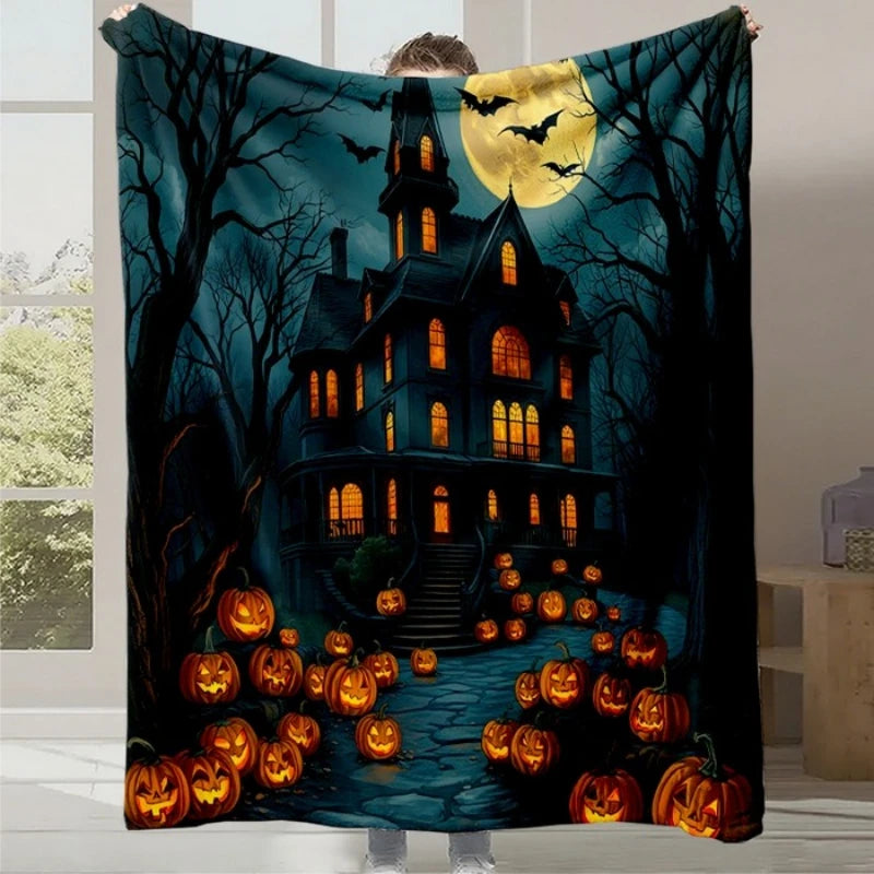 Scène nocturne d'Halloween avec une maison hantée, des citrouilles Jack-o'-lantern illuminées dans un paysage forestier sombre et une pleine lune brillante.