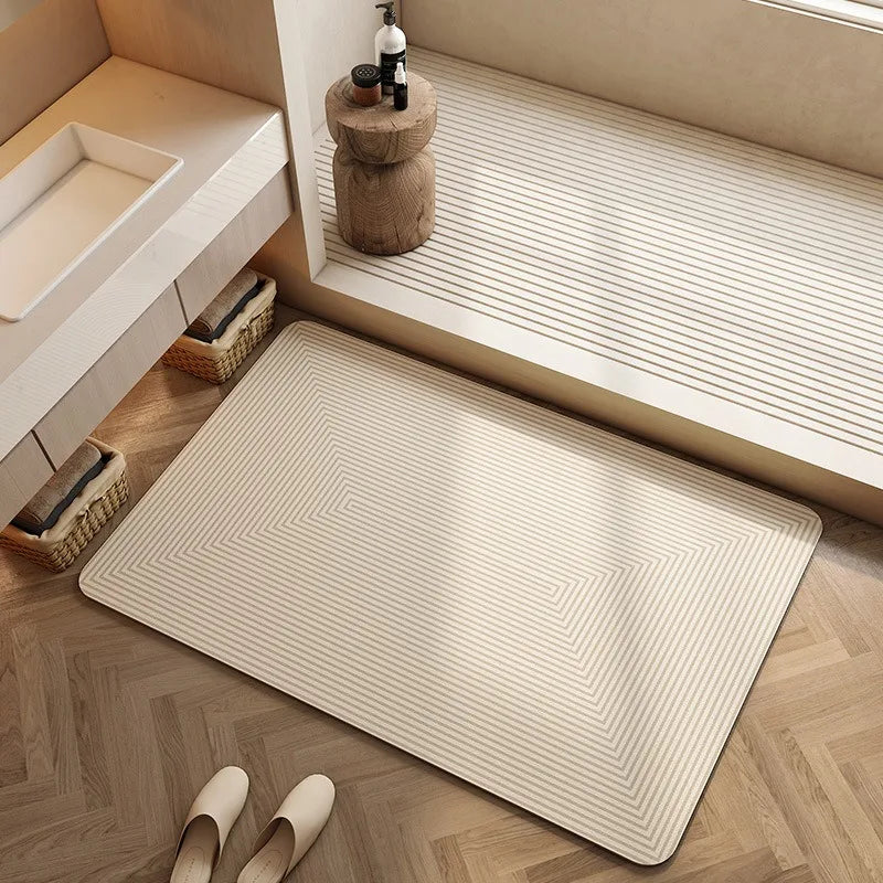 Tapis de sol en caoutchouc beige décoratif avec un motif géométrique dans une salle de bain moderne avec étagères et accessoires.