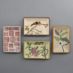 assiettes décoratives artisanales fleurs oiseaux motifs floraux couleurs vertes blanches opaques