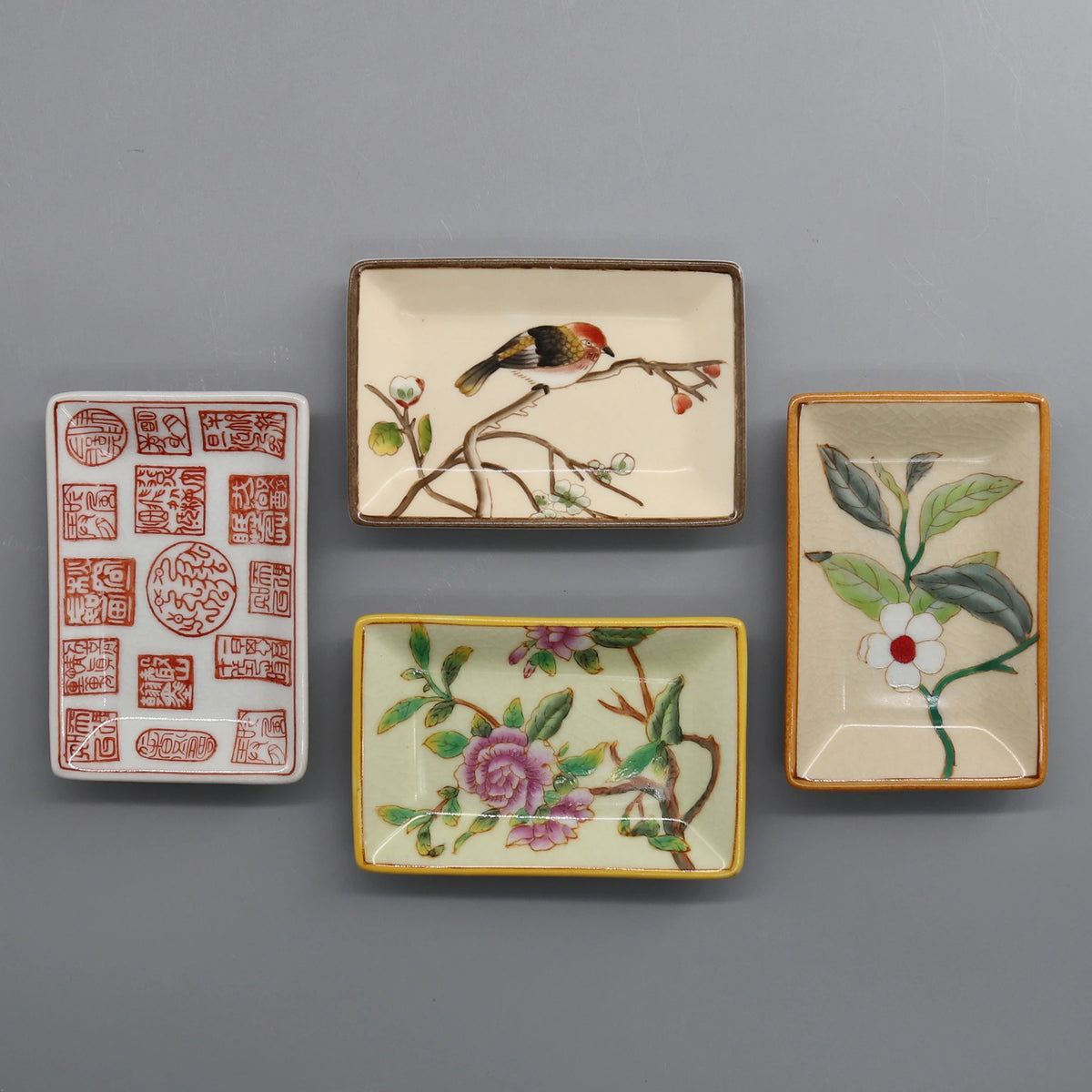 assiettes décoratives artisanales fleurs oiseaux motifs floraux couleurs vertes blanches opaques