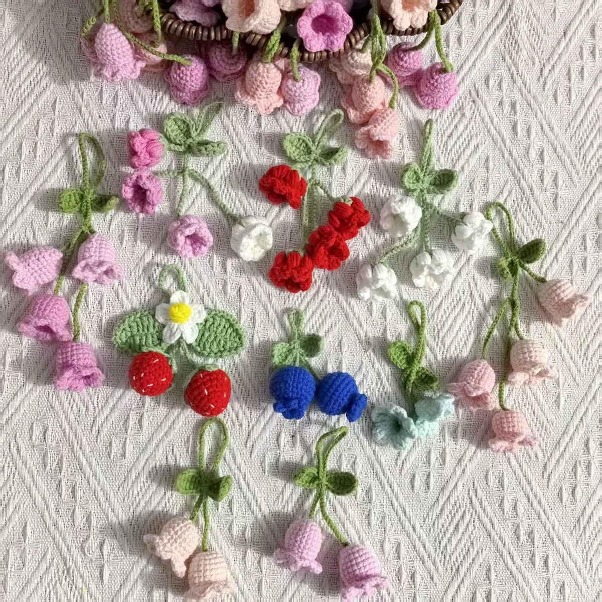 décoration intérieure bouquet fleurs crochet rose blanche rouge violet feuilles vertes maison festive