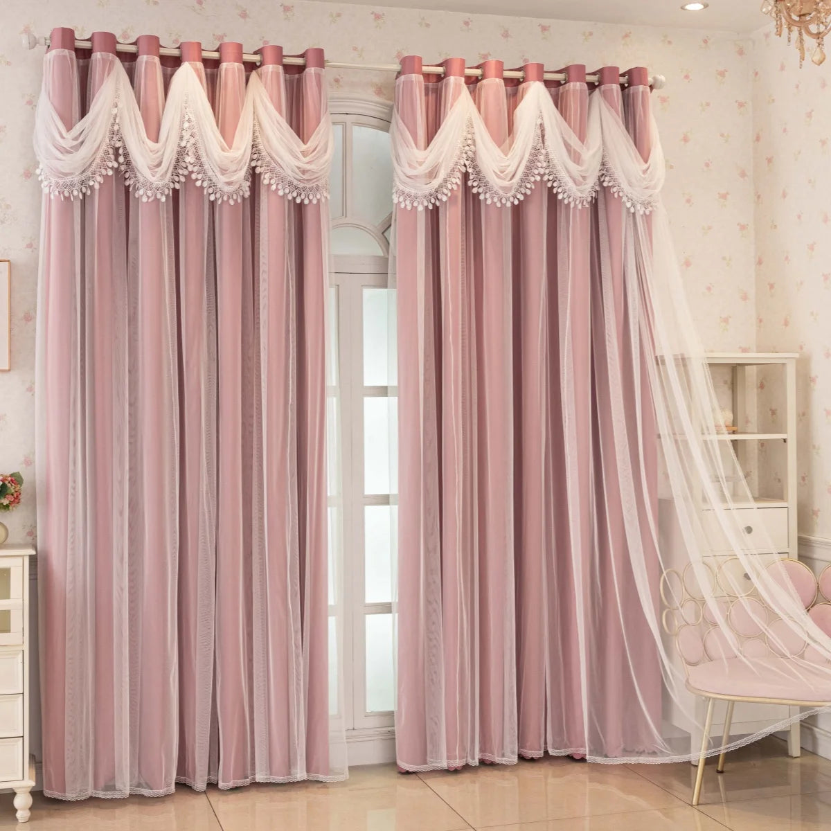 rideaux rose clair opaques classiques anneaux ruban décoratif pompons uniextérieur fenêtre plate bloque lumière