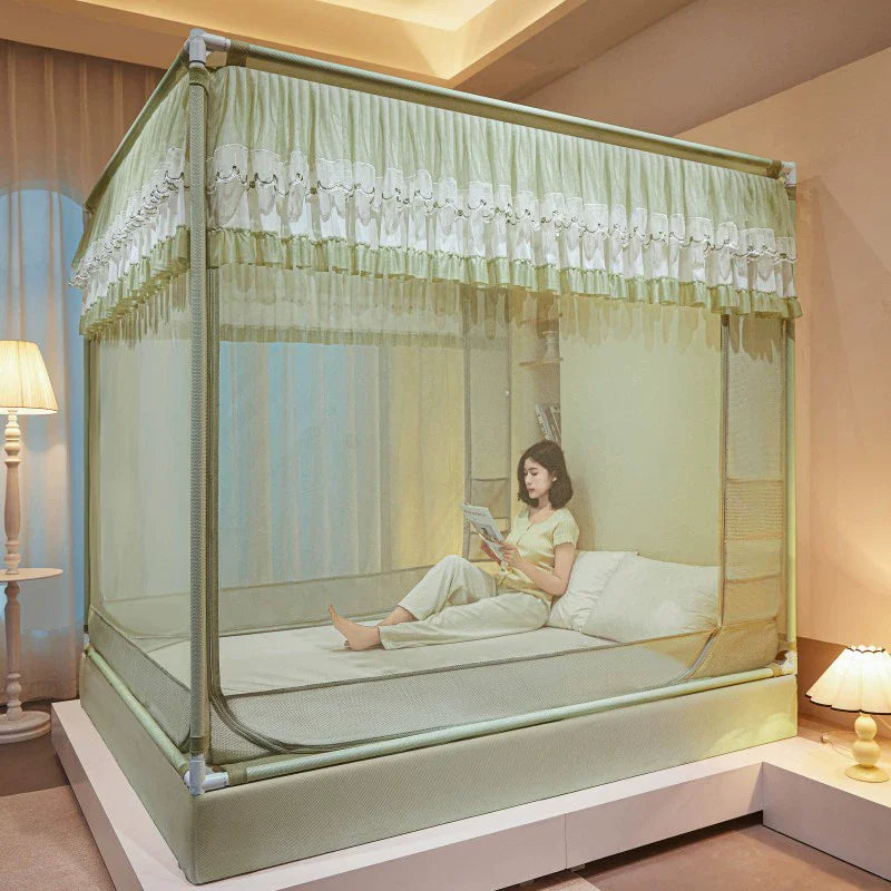 Une jeune femme lit confortablement assise sur un lit à baldaquin décoré de rideaux délicats, créant une ambiance reposante et intime dans la pièce.