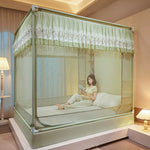 Une jeune femme lit confortablement assise sur un lit à baldaquin décoré de rideaux délicats, créant une ambiance reposante et intime dans la pièce.