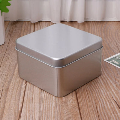 Boîte de rangement en métal argent sur table en bois