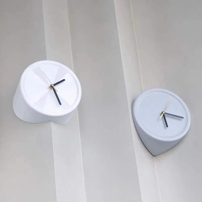 horloge murale moderne minimaliste rouge blanche gris bleu jaune visage unique aiguille silencieuse salon