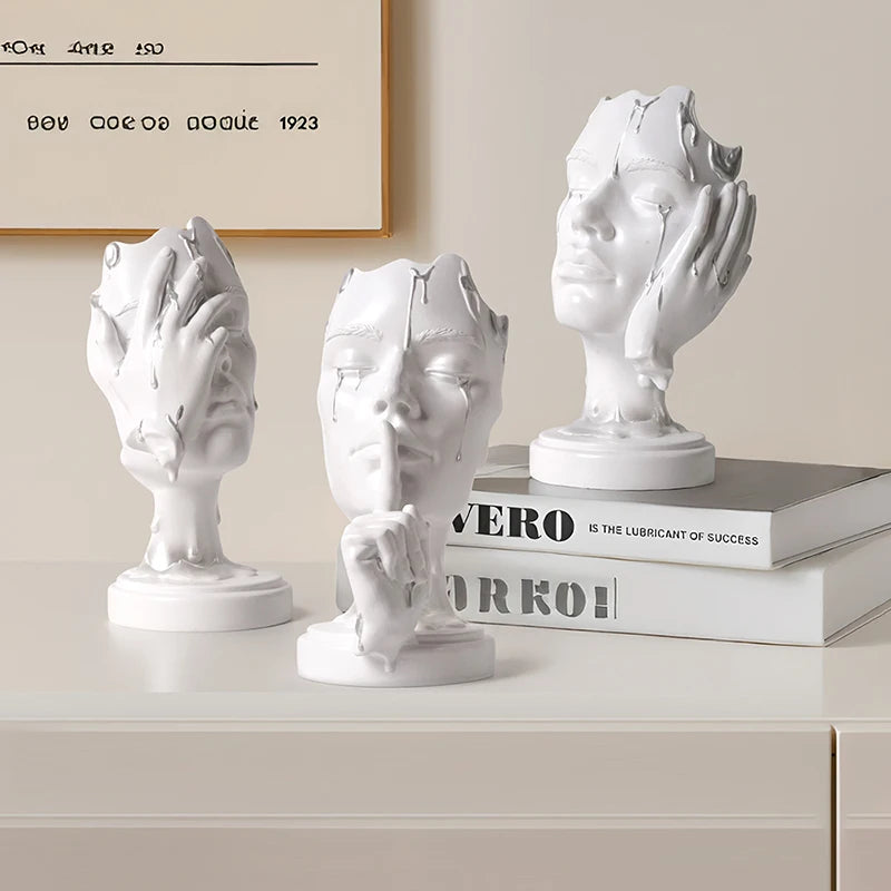 têtes sculptées contemporaines abstraites résine blanche or noire détails sculptés texture mate ornement intérieur