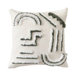 Ce coussin blanc et gris orné de motifs décoratifs apporte une touche de style et de douceur à l'espace.