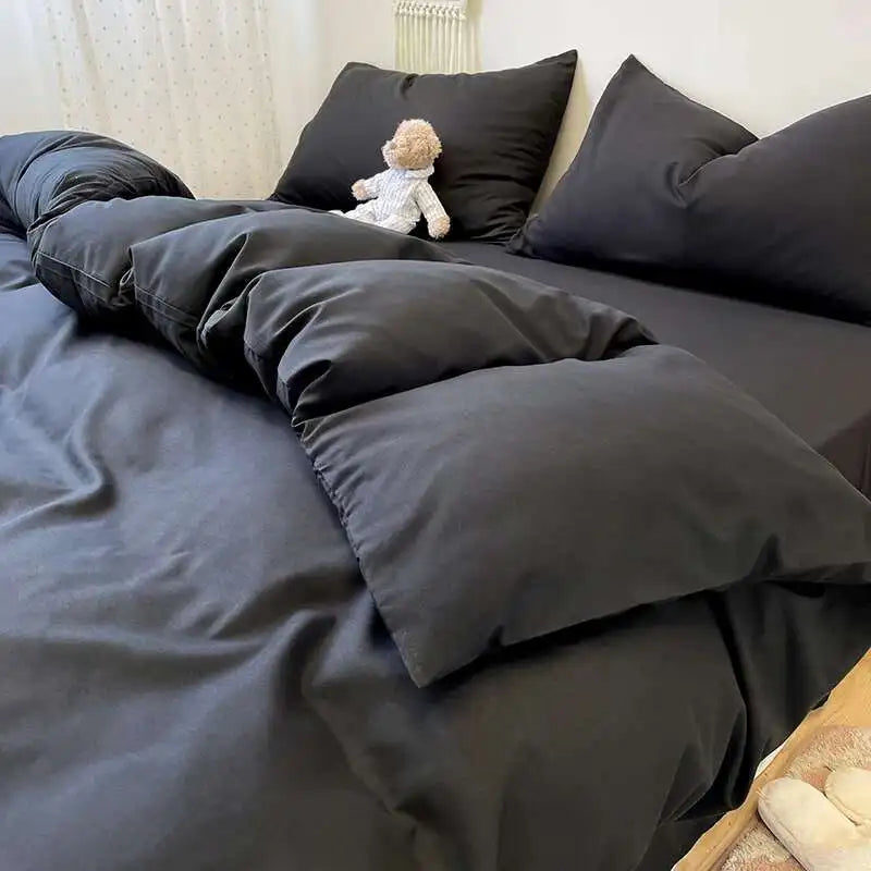 Détail de la texture en polyester de la housse de couette noire